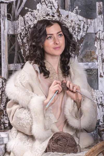 Femme en robe traditionnelle russe avec des aiguilles à tricoter dans son — Photo