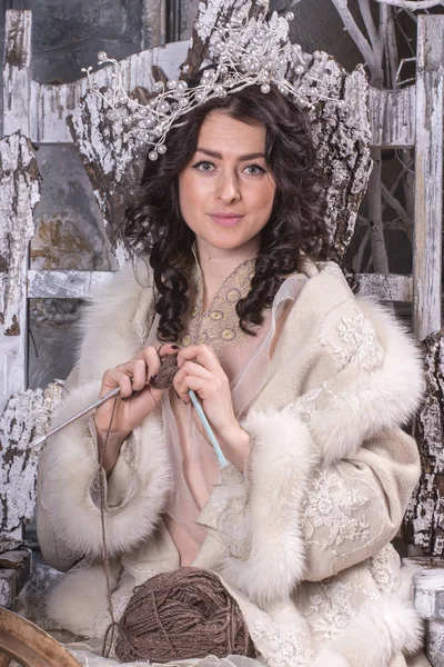 그녀의 뜨개질 바늘으로 러시아 전통 드레스 여자 — 스톡 사진