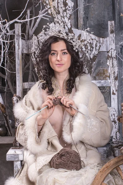 Mulher em russo vestido tradicional com agulhas de tricô em seu — Fotografia de Stock