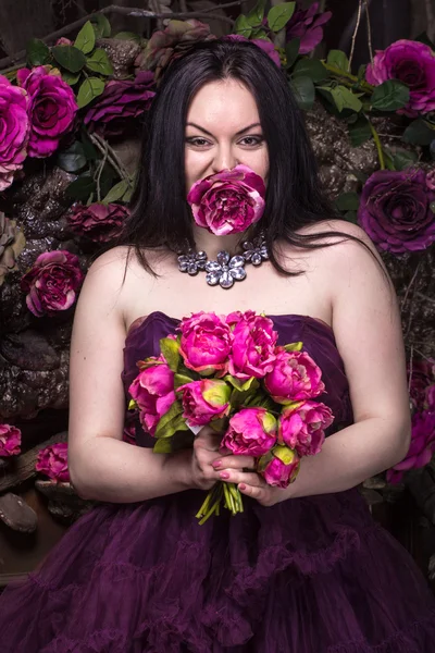 Orientalische Frau mit Blumen — Stockfoto