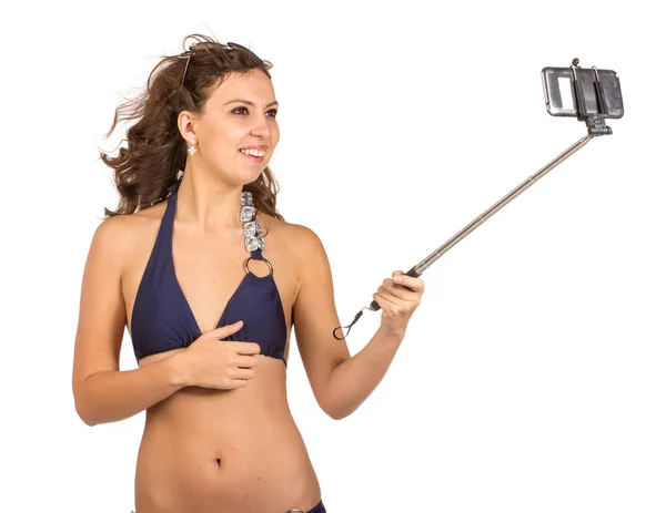 Mujer en traje de baño tomando una selfie. — Foto de Stock