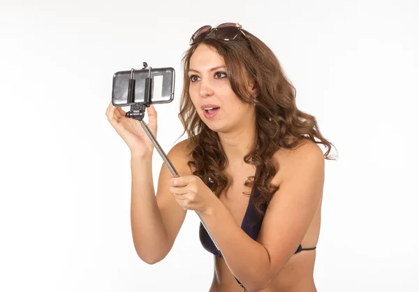 Mujer en traje de baño tomando una selfie. — Foto de Stock