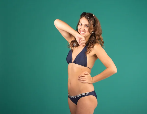 Boldog, fiatal nő, a kék bikini fürdőruha pózol — Stock Fotó