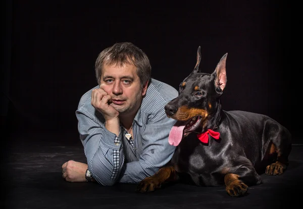 Homem e cão em estúdio — Fotografia de Stock