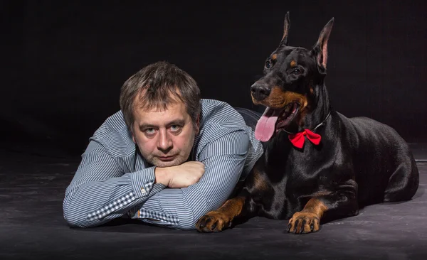 Homem e cão em estúdio — Fotografia de Stock