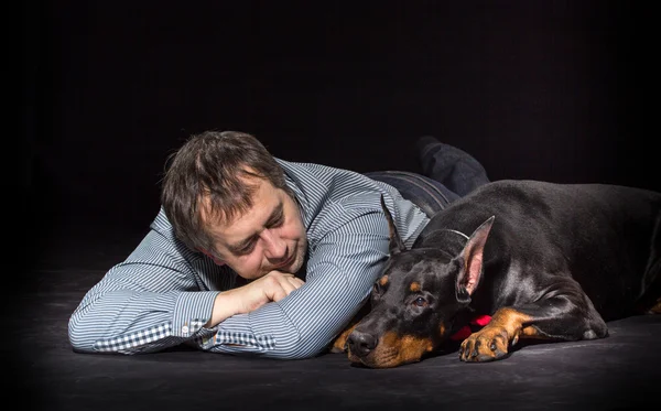 Människa och hund i studio — Stockfoto