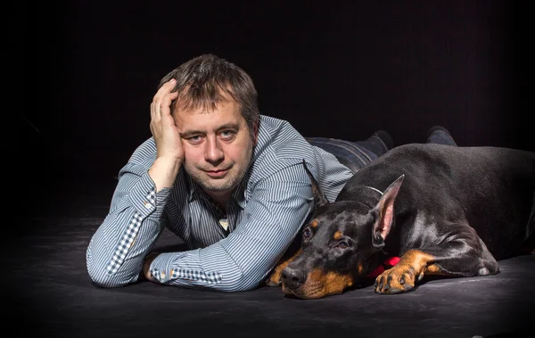 Homem e cão em estúdio — Fotografia de Stock