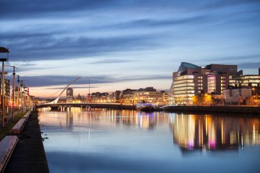 Dublin şehir merkezi günbatımı sırasında