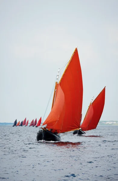 Traditionell träbåt med Läs segel. — Stockfoto