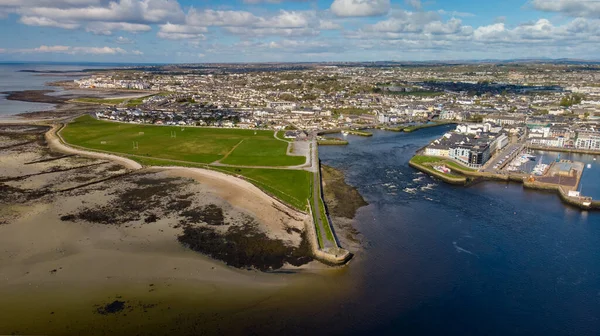 从海湾俯瞰Galway市 有Corrib河 Claddagh河和Docks河 — 图库照片
