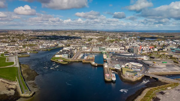 Körfezden Galway Şehrinin Havadan Görünüşü Corrib Nehri Claddagh Rıhtımı — Stok fotoğraf