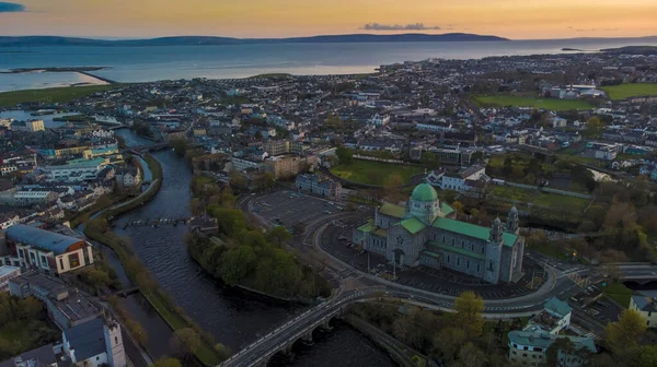 从Woodquay和司机Corrib看Galway大教堂的空中景观 — 图库照片