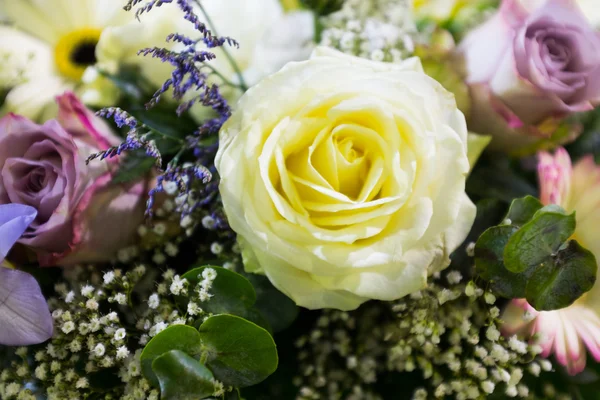 Bröllop blommor i kyrkan. närbild — Stockfoto