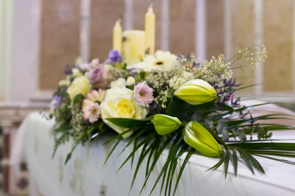 Свадебные цветы в церкви. Закрыть — стоковое фото