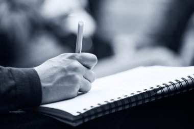 Konferans, ayrıntılı notlar yapma.
