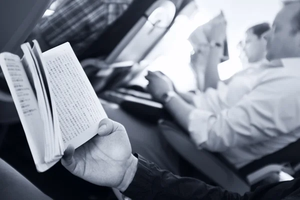 Läsa böcker i flygplan. — Stockfoto