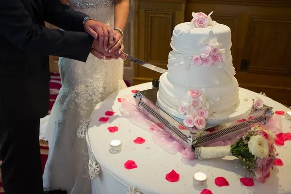 Cutting wedding cake. Detail — Stock Photo, Image