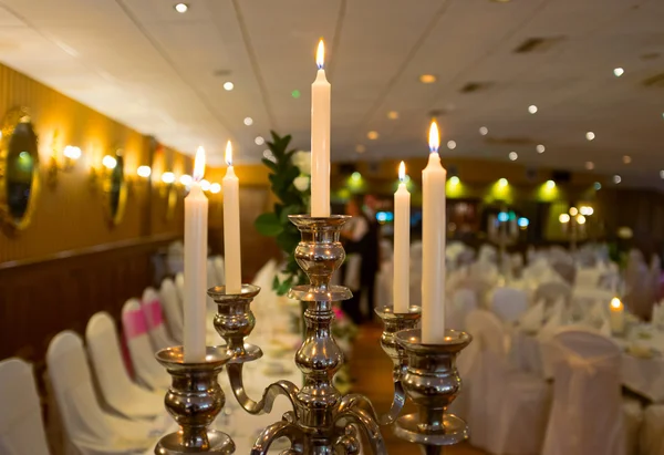 Kerzen im Luxusrestaurant. — Stockfoto