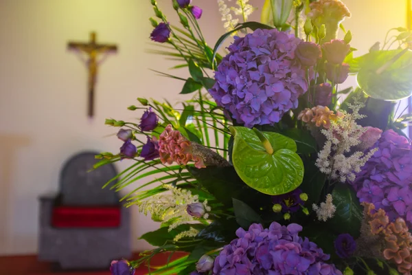 Flores de boda en la Iglesia. De cerca. — Foto de Stock