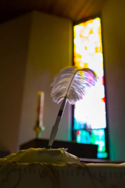 Caneta de penas na igreja — Fotografia de Stock