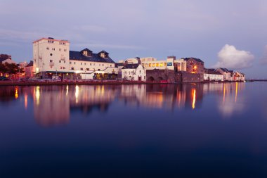 Yüksek gelgit Galway Nehri üzerinde.