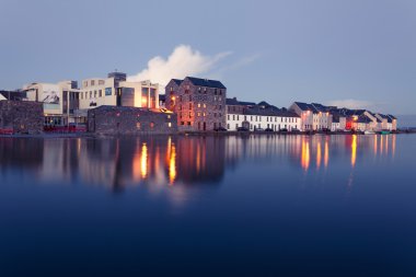 Yüksek gelgit Galway Nehri üzerinde.