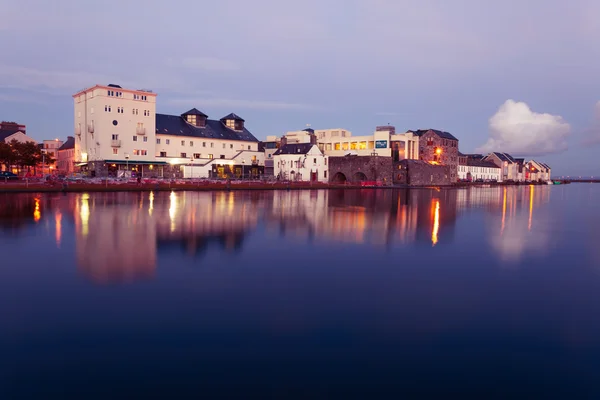 Maré alta no rio em Galway . — Fotografia de Stock