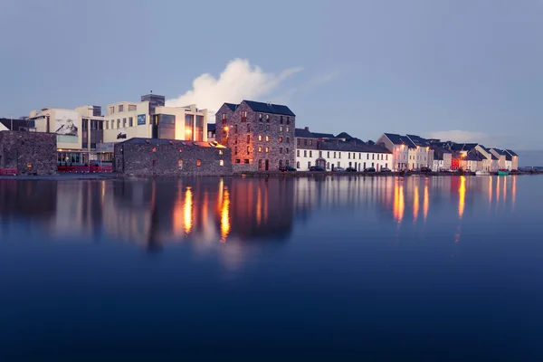 Alta marea sul fiume a Galway . — Foto Stock