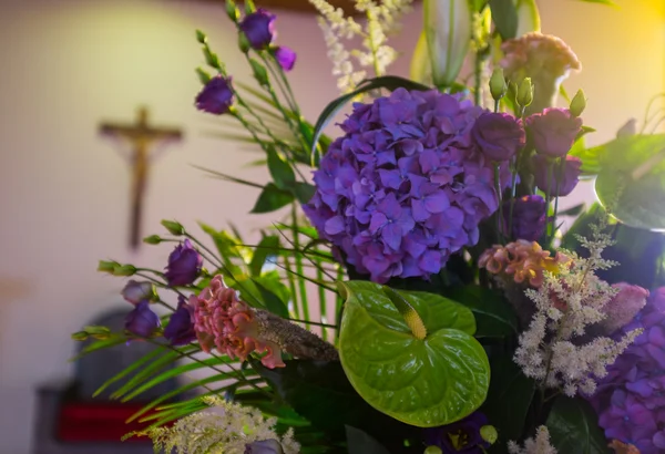 Fiori nuziali in Chiesa. Da vicino. — Foto Stock