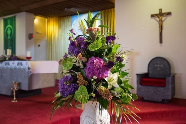 Fleurs de mariage à l'église . Photos De Stock Libres De Droits