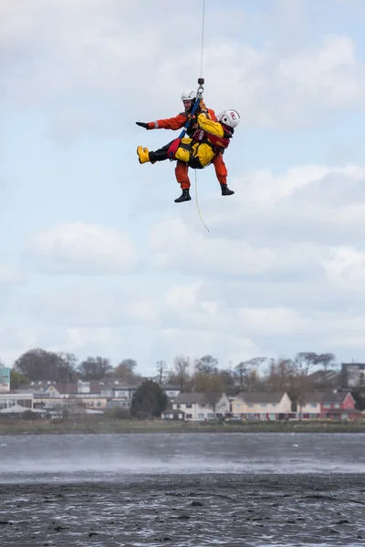 沿岸警備隊の乗組員水救助の訓練 — ストック写真