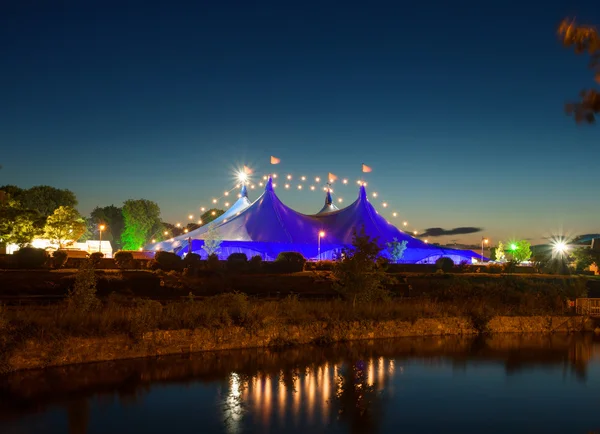 "Big Top "y la Catedral de Galway durante el Festival de Arte . — Foto de Stock