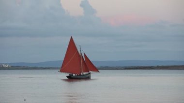 Galway Dock bırakarak kırmızı yelken ile geleneksel ahşap tekne