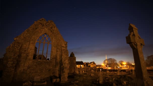 Vista nocturna del convento dominicano Athenry — Vídeos de Stock