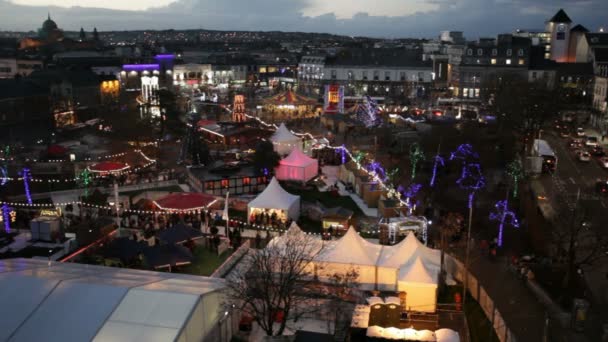 Weihnachtsmarkt in der Nacht. Panoramablick auf das Gebiet — Stockvideo