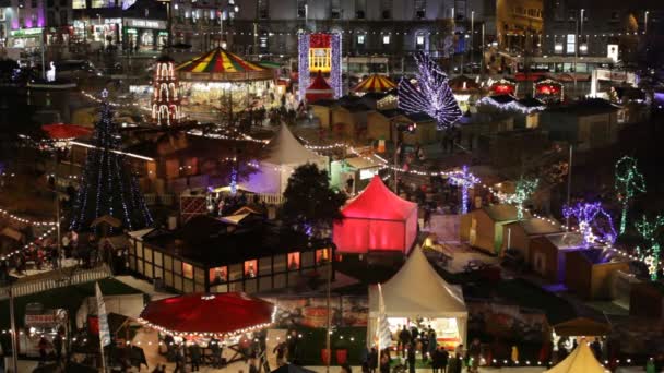 Χριστουγεννιάτικη αγορά τη νύχτα. Επιφ/κή θέα, λεπτομέρεια — Αρχείο Βίντεο