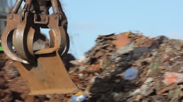 Crane working with recycling metal — Stock Video