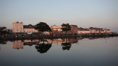 Nehir kıyısında bir kasaba. Galway