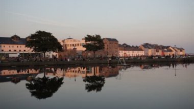 Nehir kıyısında bir kasaba. Galway