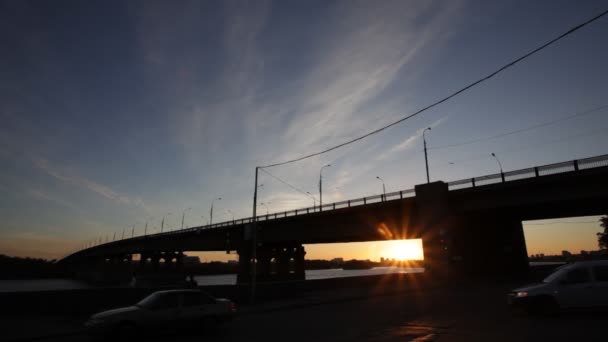 Puente y tráfico durante la puesta del sol — Vídeo de stock