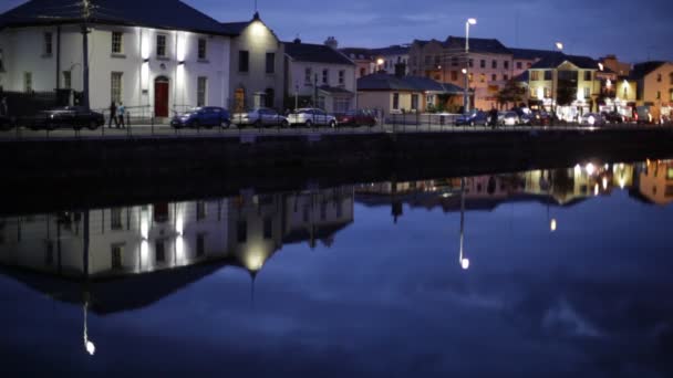 Ville nocturne avec reflets de circulation dans le canal — Video