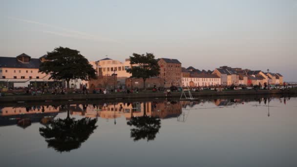 Cidade na margem do rio. Galway. — Vídeo de Stock