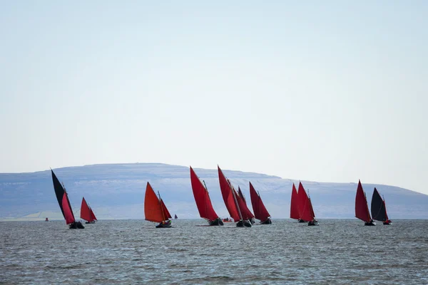 Traditionella träbåtar med röda segel. — Stockfoto