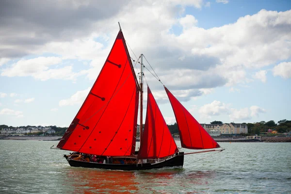 Barcos tradicionales de madera con vela roja . —  Fotos de Stock