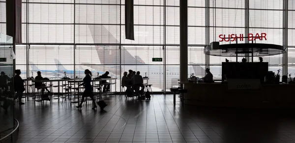 Interior do aeroporto com bar de comida — Fotografia de Stock