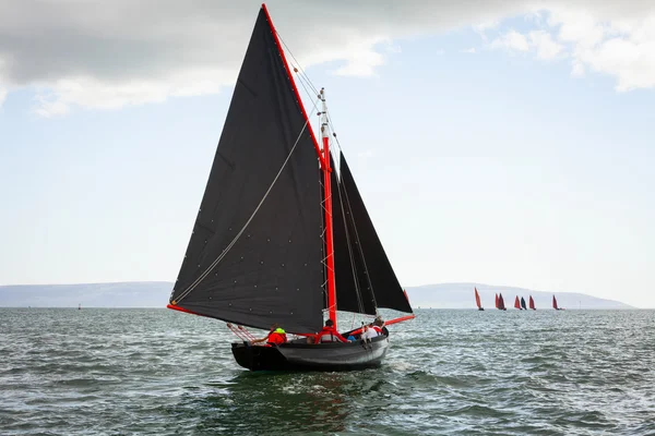 Barcos tradicionales de madera con vela roja . —  Fotos de Stock