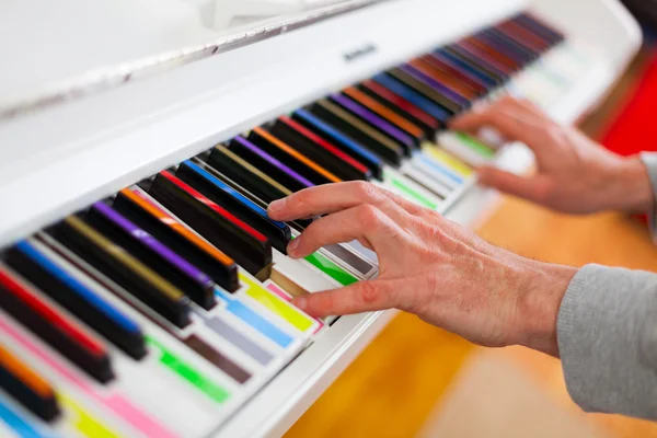 Piano met multy kleurensleutels. Close-up — Stockfoto