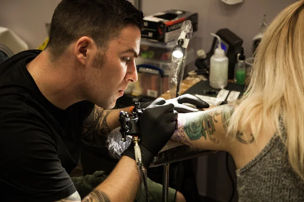 Tattoo artists at work — Stock Photo, Image