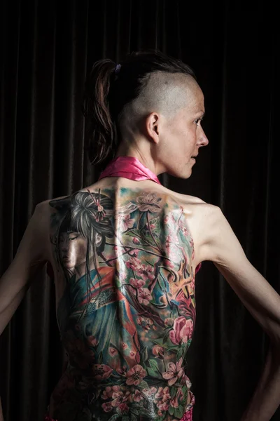 Retrato de mujer con tatuaje Fotos de stock libres de derechos