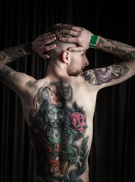 Portrait d'homme avec tatouage — Photo